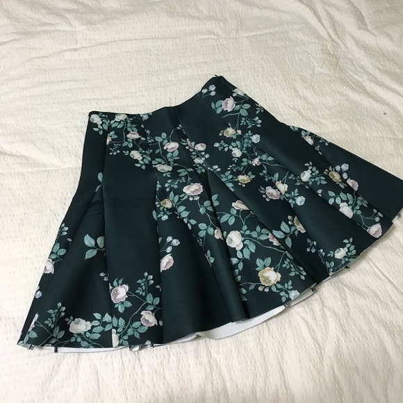*SOLD* LC LAUREN CONRAD RUNWAY GREEN FLORAL SKIRT - Picture 4 of 5